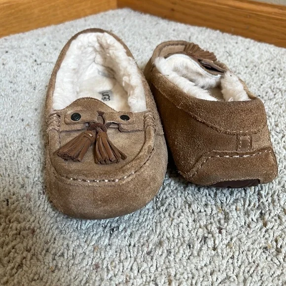 UGG | Shoes | Now Selling These Barely Worn Ugg Slippers  display picture 2